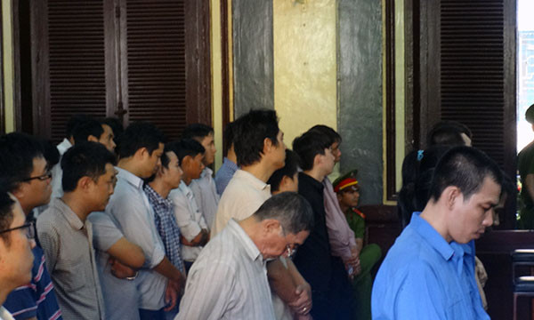 Các bị cáo tại tòa sáng 11/11. Ảnh: Việt Văn.