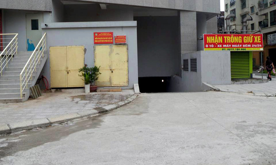 Trước cửa hầm để xe nơi phát hiện cháu bé bị rơi xuống.