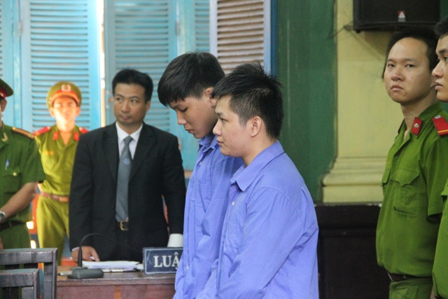 2 bị cáo tại tòa.