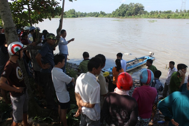 Thi thể nạn nhân được kéo vào bờ.