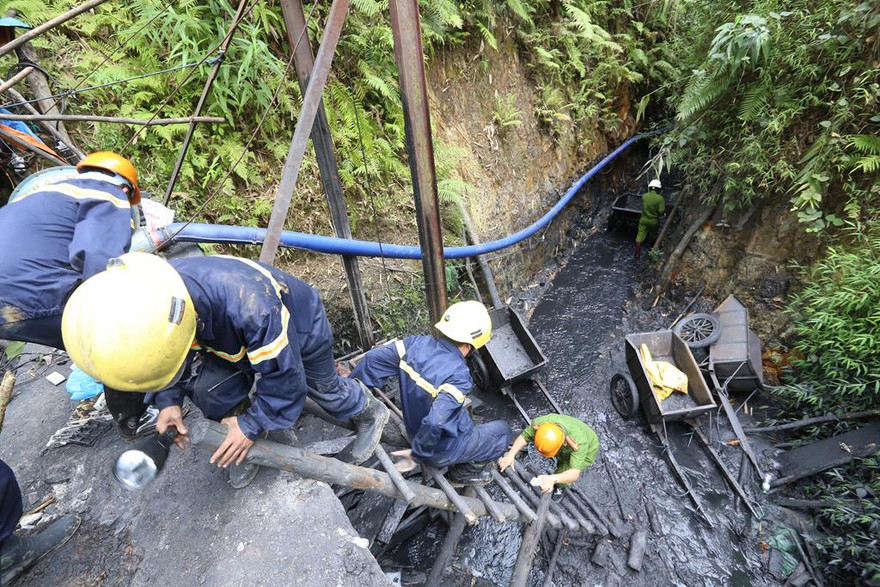 Đã gần hai ngày đêm trôi qua, hai nạn nhân trong vụ sập hầm lò ở xóm Đồi, xã Lỗ Sơn, huyện Tân Lạc, tỉnh Hòa Bình vẫn chưa được tìm thấy.