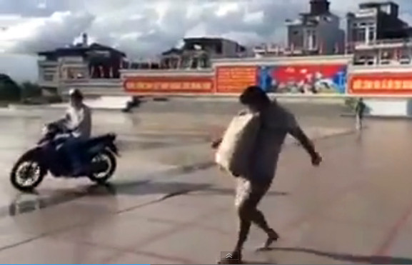 10 video ‘hot’: Dị nhân ngậm bao xi măng đi nửa cây số