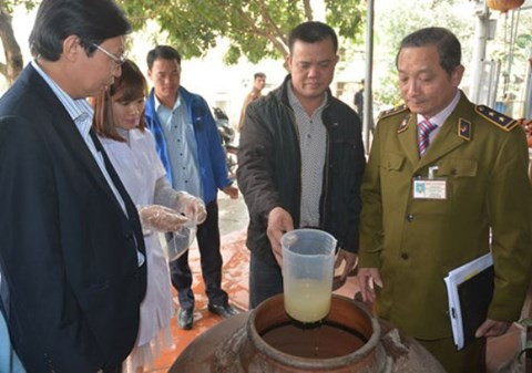 Hà Nội sẽ tiếp tục kiểm tra, truy lùng rượu nhiễm độc methanol. Ảnh: ANTĐ.