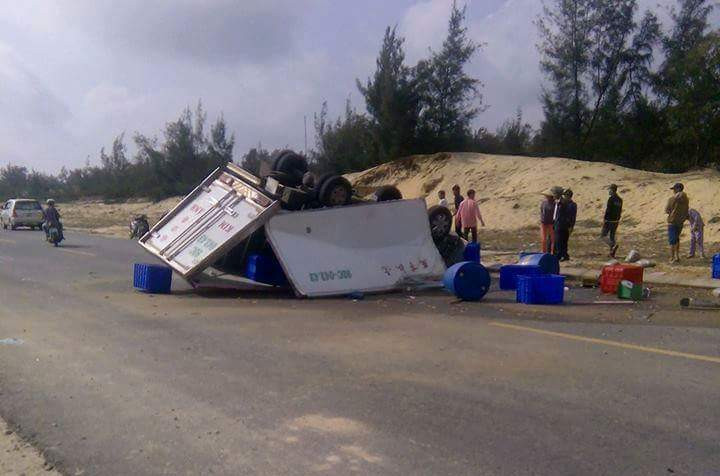 Hiện trường chiếc xe đông lạnh bị lật khiến 3 người trên xe thương vong.