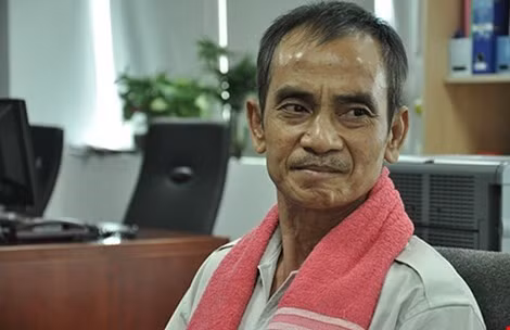 Hai năm sau khi giải oan, ông Nén nhận quyết định bồi thường. Ảnh: Pháp Luật TP.HCM.