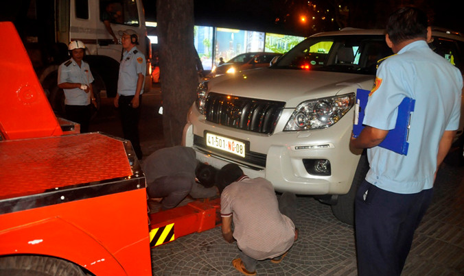 Xe biển ngoại giao bị cẩu về trụ sở.