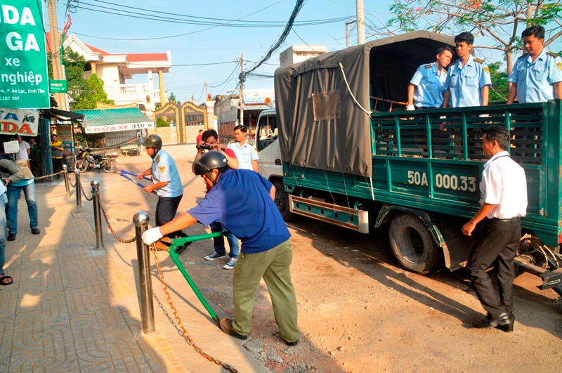 Lực lượng chức năng cắt rào xích của cửa hàng Thế giới di động trên đường Hồ Ngọc Lãm.