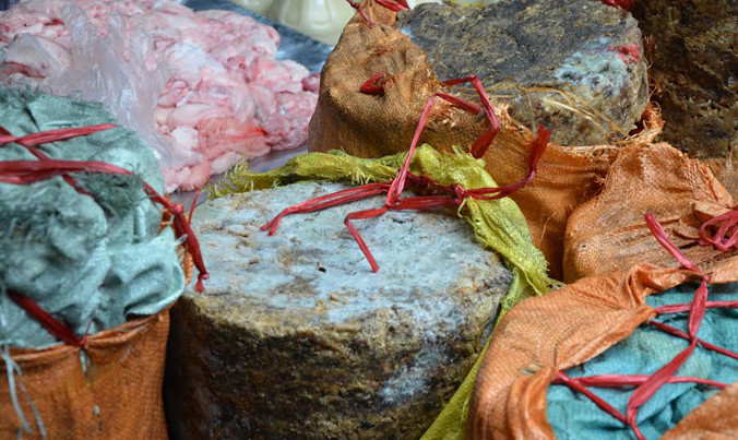 Hàng chục bao tải tóp mỡ đã đóng thành khuôn nồng nặc mùi hôi thối.