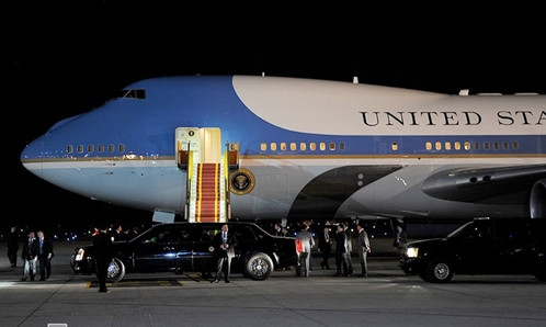 Máy bay của Tổng thống Mỹ xuống Nội Bài tối 23/5. Ảnh: Giang Huy