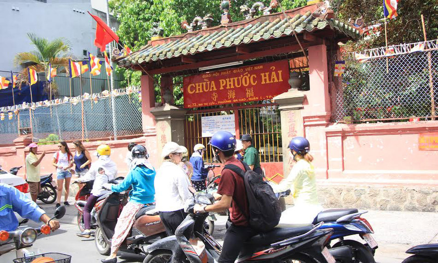 Đông người dân tập trung trước chùa Ngọc Hoàng chào đón Tổng thống Mỹ Barack Obama.