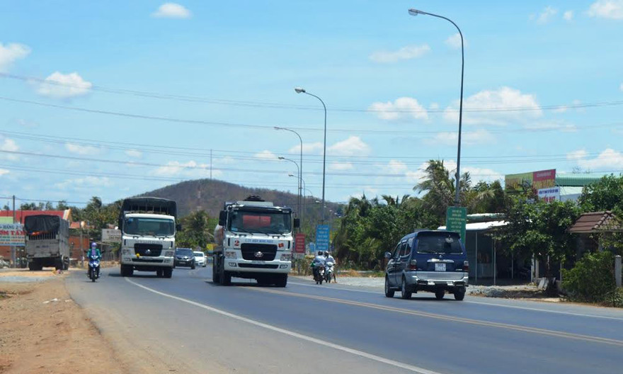 Nguy cơ tai nạn thường trực khi nhiều phương tiện bất chấp biển cấm, vạch kẻ đường để vượt nhau trên cung đường cong.