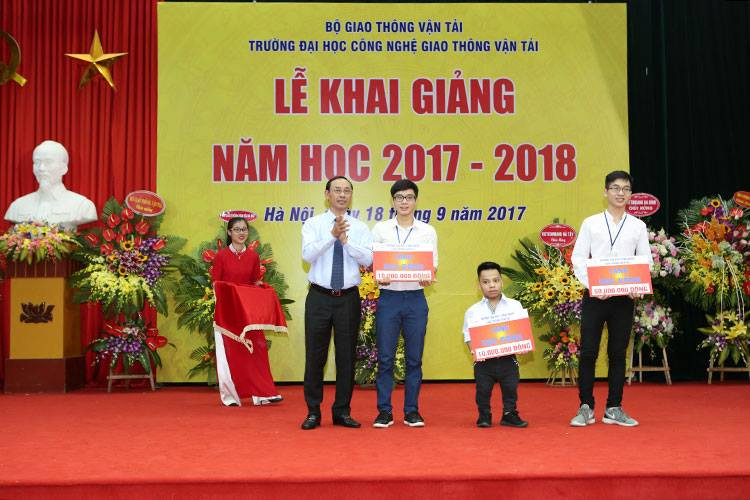 Thứ trưởng Bộ GTVT Lê Đình Thọ trao học bổng cho thủ khoa, á khoa và sinh viên nghị lực của trường