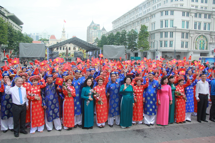 100 đôi uyên ương chụp ảnh lưu niệm