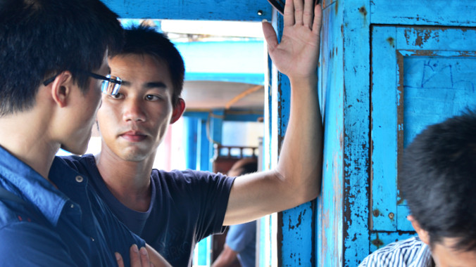 Ngư dân Nguyễn Đức Vỹ (phải) kể lại chuyện ở Hoàng Sa. Ảnh: Nguyễn Thành 