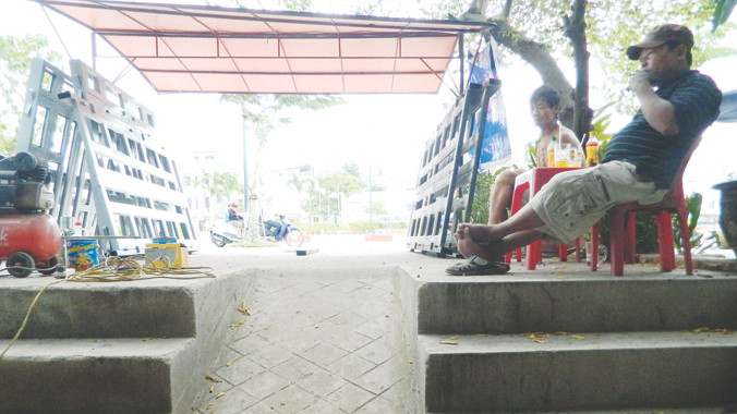 Căn nhà 346/112 Phan Văn Trị như một cái hang, phải xây bậc tam cấp để leo ra đường Phạm Văn Đồng. ảnh: LT