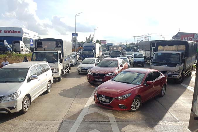 Kẹt xe kéo dài tại trạm BOT Cần Thơ – Phụng Hiệp. Ảnh Nhật Huy.