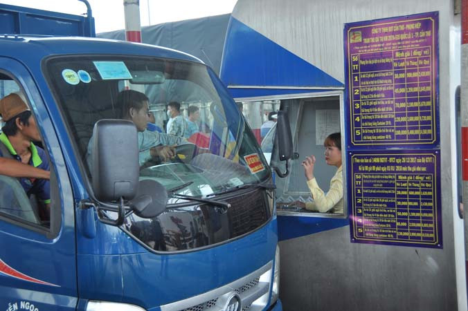 ​Xe qua trạm BOT Cần Thơ – Phụng Hiệp. Ảnh: Hòa Hội.