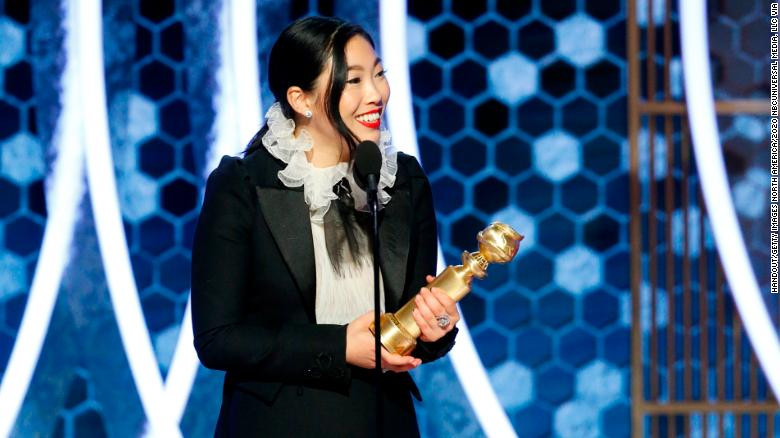 Awkwafina nhận giải trên sân khấu Quả cầu vàng 2020.