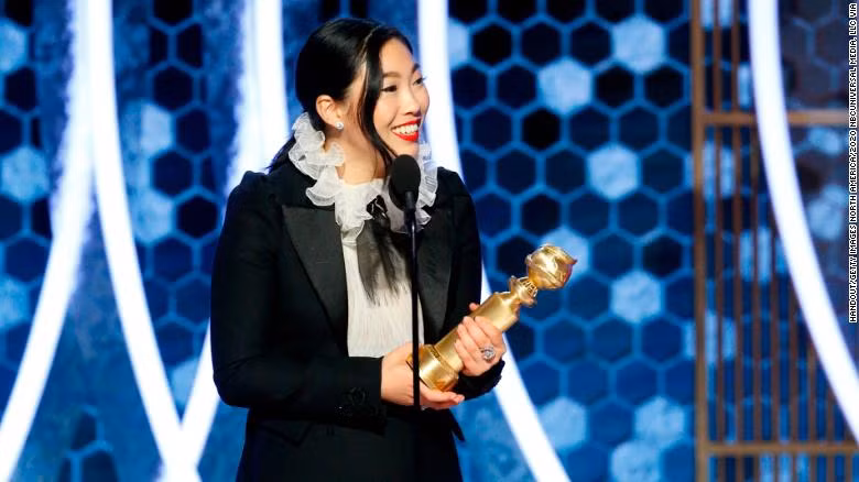 Awkwafina nhận giải trên sân khấu Quả cầu vàng 2020.