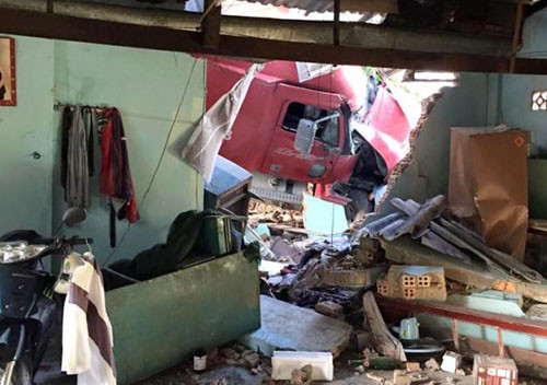 Hiện trường container lao vào nhà, 2 người chết. Ảnh: Báo Tây Ninh.