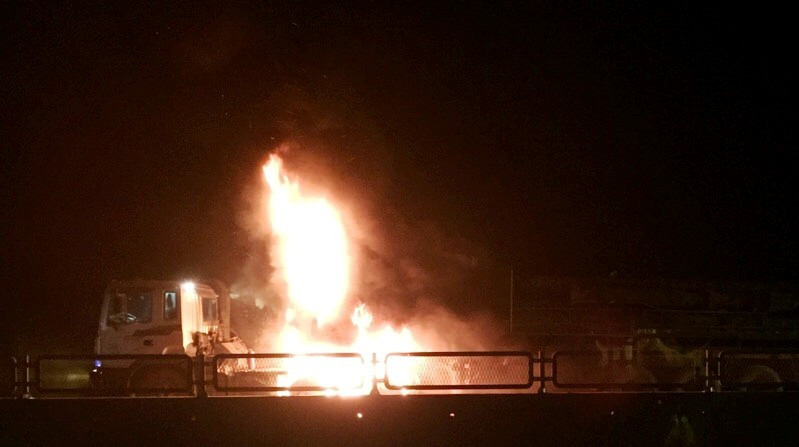 Xe đầu kéo bốc cháy trong đêm, tài xế thoát nạn