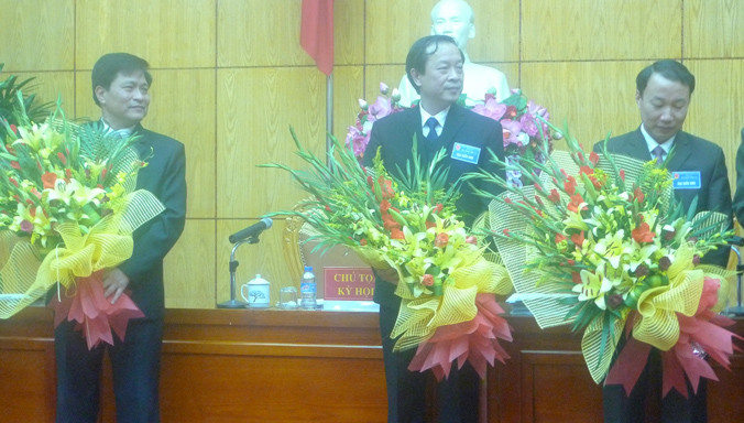 Các ông: Tô Hùng Khoa, Phạm Ngọc Thưởng, Nguyễn Công Trưởng trúng cử vị trí Phó chủ tịch HĐND và Phó Chủ tịch UBND. Ảnh: Duy Chiến.