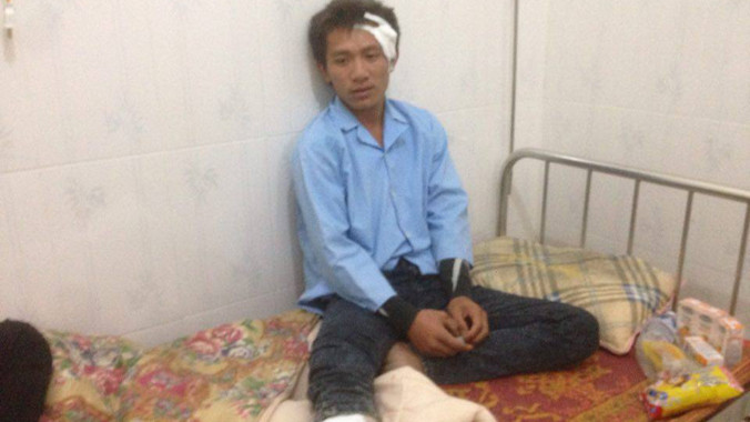 Nạn nhân Hà Văn Kiên kể lại vụ việc cho các phóng viên.