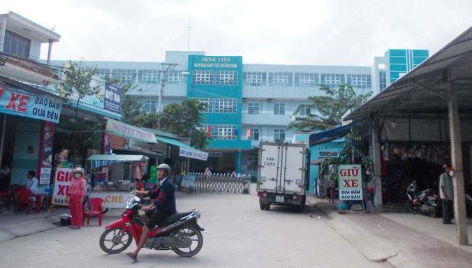 Do quá sốc trước cái chết của con trai, hai vợ chồng anh Nguyễn Văn H. ngất lịm và phải vào điều trị tại bệnh viên đa khoa khu vực Quảng Nam. Ảnh: Nguyễn Trang.