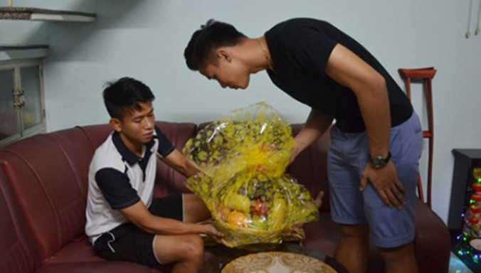 Quế Ngọc Hải trong một lần đến thăm và động viên Anh Khoa ở nhà riêng tại Đà Nẵng. Ảnh: B.Vân.