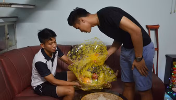 Quế Ngọc Hải trong một lần đến thăm và động viên Anh Khoa ở nhà riêng tại Đà Nẵng. Ảnh: B.Vân.