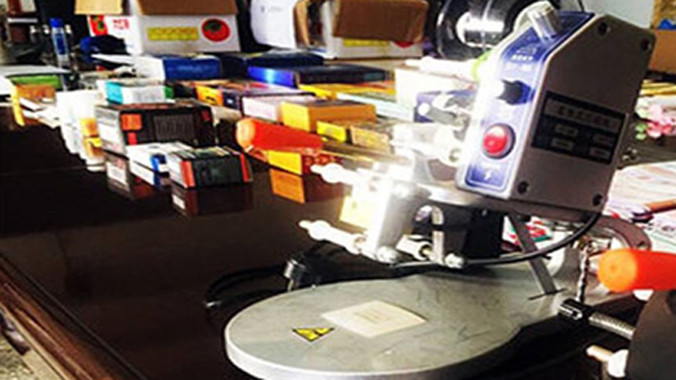 Máy trộn và thuốc viagra giả bị Công an Trung Quốc tịch thu.