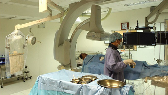 Các bác sĩ can thiệp cho bệnh nhân bị tắc mạch vành.