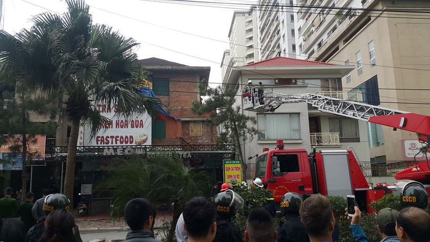 Cảnh sát tiếp cận ngôi biệt thự bằng xe thang chuyên dụng.