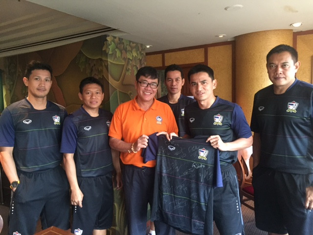 Kiatisuk (thứ 2 từ phải sang) và ông Dương Vũ Lâm (thứ 3 từ trái sang).