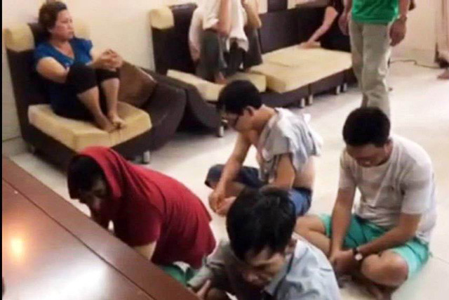 Các con bạc bị bắt quả tang.