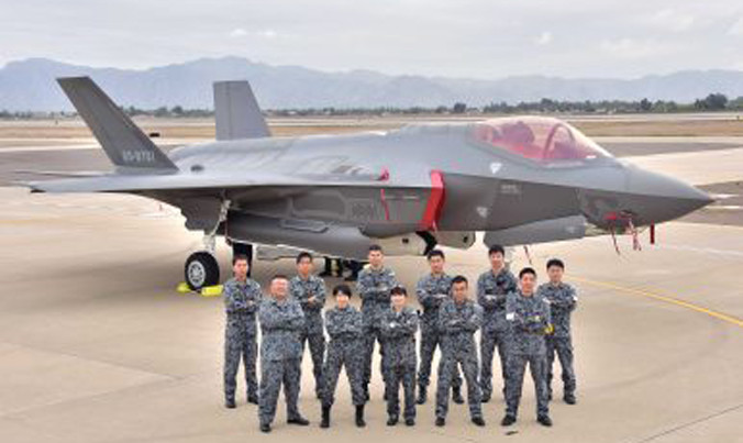 Các phi công của JASDF tại căn cứ Luke. Ảnh: USAirForce.