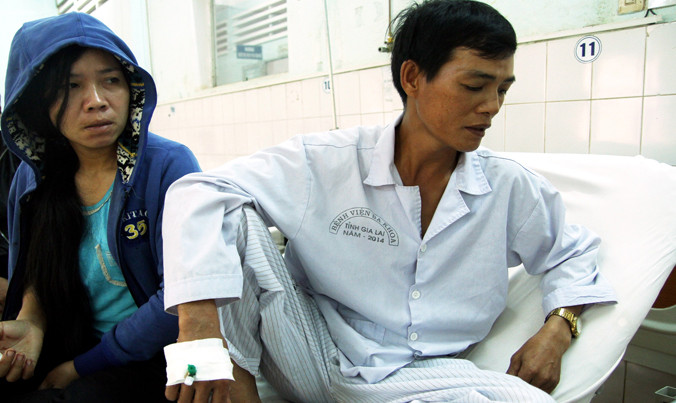 Ông Triêm (bên phải) được cấp cứu tại bệnh viện huyện Đức Cơ.