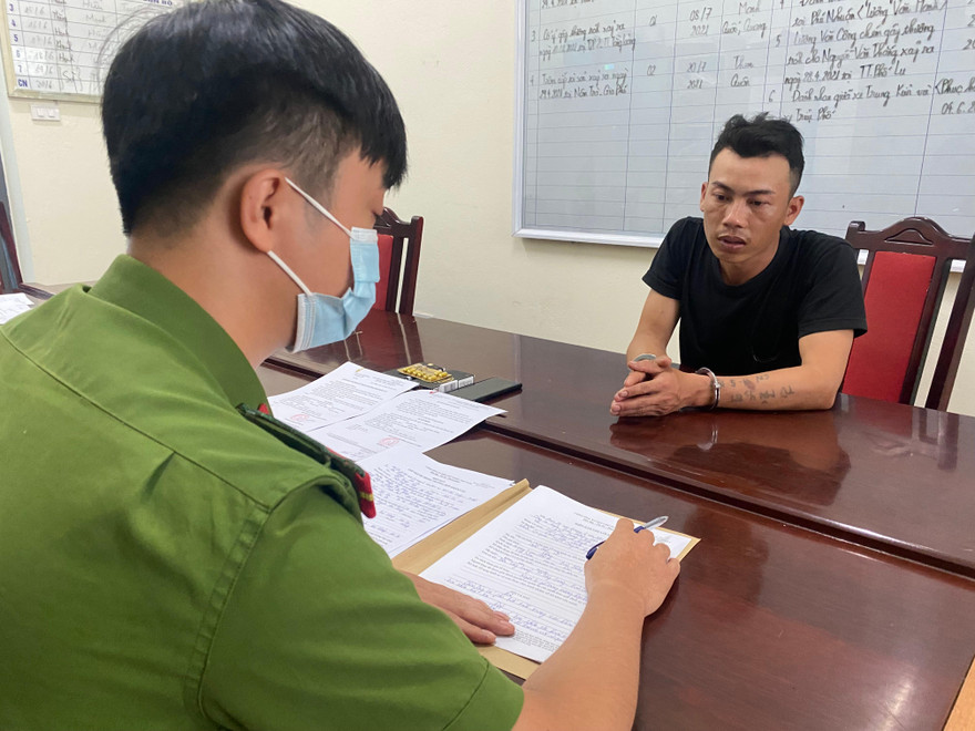 Công an làm việc với đối tượng Lố. Ảnh Công an cung cấp.