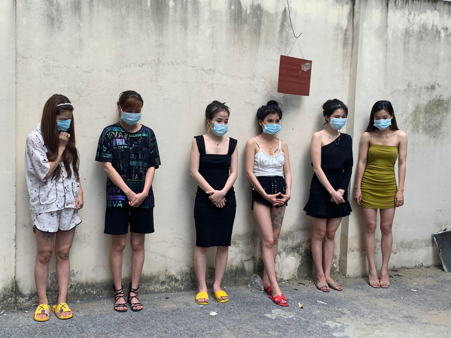 Nhóm nam nữ "bay lắc" trong quán karaoke.