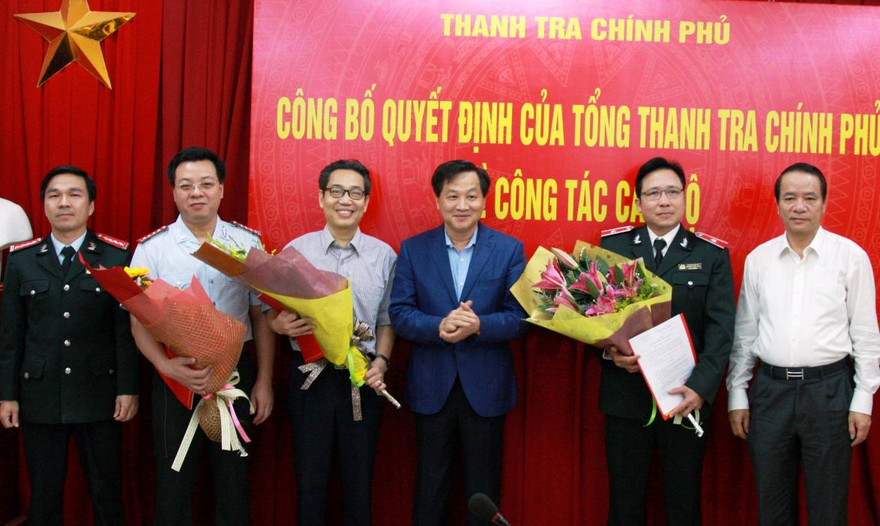 ãnh đạo Thanh tra Chính phủ trao quyết định và chúc mừng 3 tân Vụ trưởng