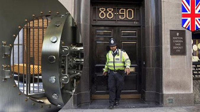 Nhân viên cảnh sát canh giữ hiện trường (ảnh phải) và cửa chính lối vào tầng hầm bên dưới.