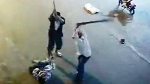 Cảnh chém dã man anh N. giữa phố. Ảnh cắt từ video
