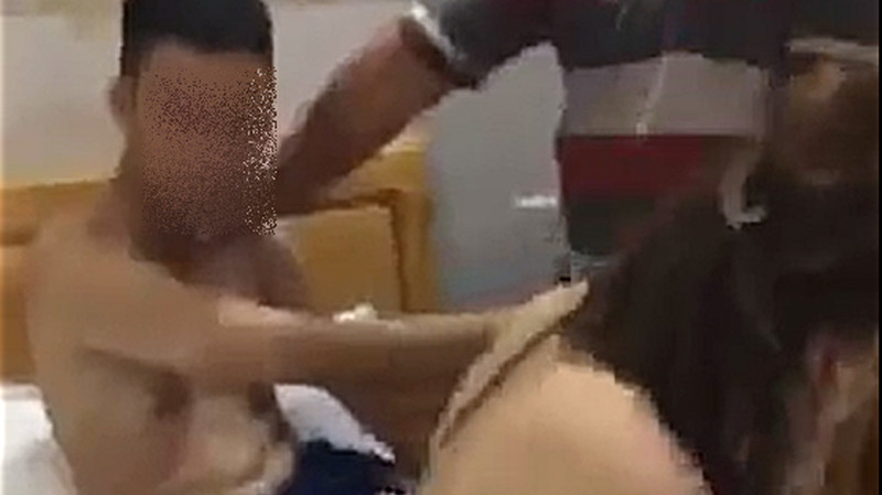 Ảnh bắt quả tang hai người trong khách sạn. Ảnh cắt từ clip