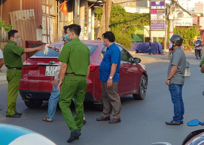 Cảnh sát khám nghiệm hiện trường. Ảnh: VnExpress