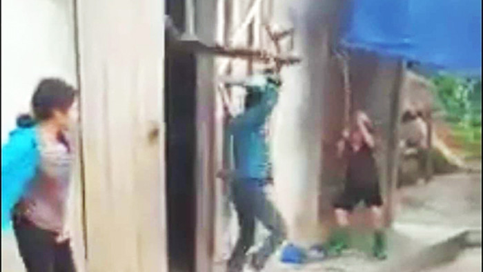 Điều tra việc con trai dùng ghế đánh mẹ già hơn 60 tuổi