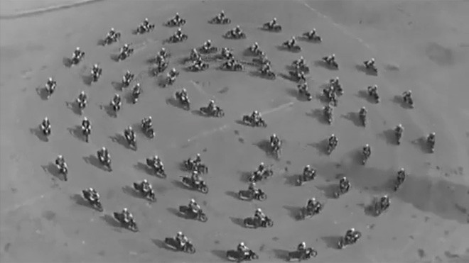 Màn biểu diễn ấn tượng của hàng trăm mô tô