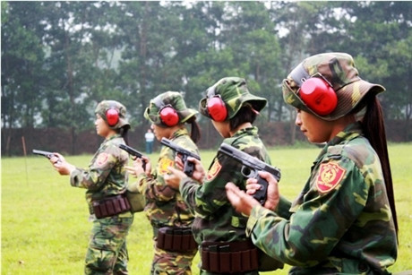Các tay súng nữ quân đội Việt Nam trổ tài thiện xạ