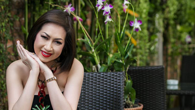 Ý Lan gợi cảm ở tuổi 60