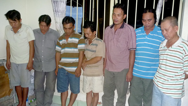 Lê Văn Hồng (đứng thứ 3 từ phải sang trái).