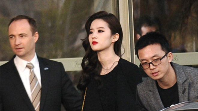 Lưu Diệc Phi hóa thân nữ tiếp viên hàng không xinh đẹp